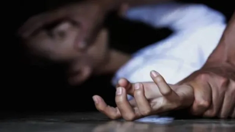 VIDEO: कपल को लूटने आए थे लुटेरे, बॉयफ्रेंड छोड़कर भागा तो पिघल गया बदमाश
