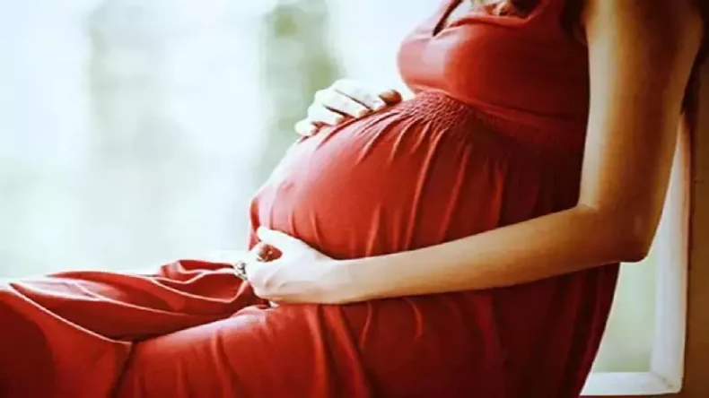 अचानक स्टेज पर एक्टर के अंदर घुसा जिन्न, जिंदा सुअर का पहले फाड़ा पेट फिर खाने लगा मांस के…