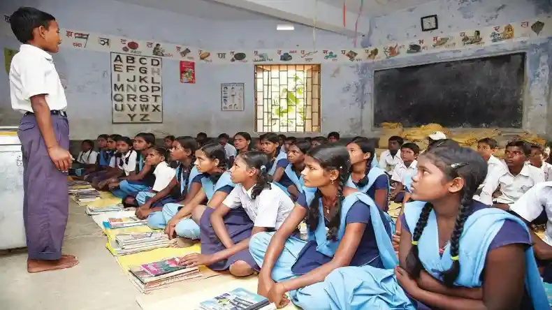 बिहार में शिक्षकों ने कर दी सारी हदें पार, बीच सड़क पर जमकर चले लात- घूंसे, वजह जानकर हो जाएंगे दंग