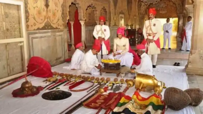 सीएम योगी ने किया कन्यापूजन, बेटियों के पांव घोकर मातृ शक्ति की अराधना