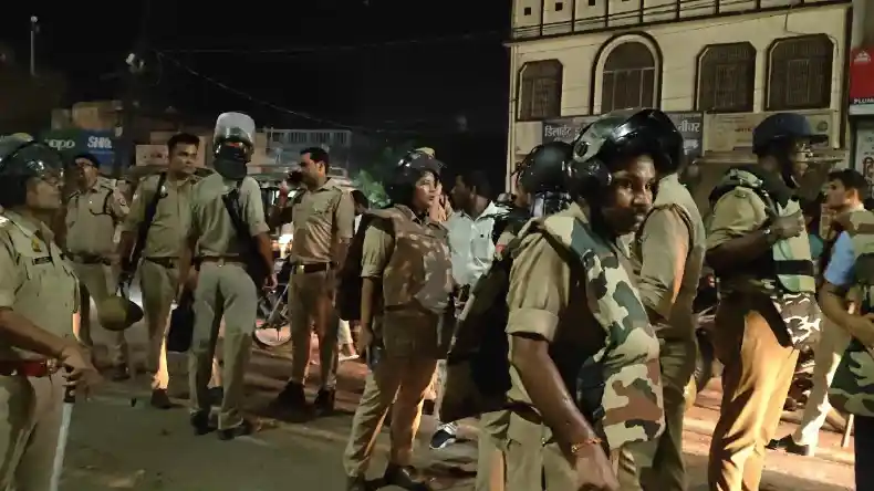 तुम पत्थर बरसाओ और हम फूल बरसाएंगे! संभल के दंगाइयों को कमिश्नर की चेतावनी- बचोगे नहीं कोई