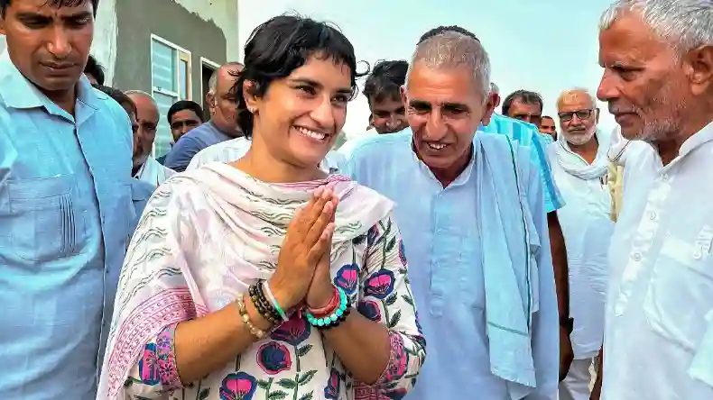 पहली बार विधानसभा पहुंचीं विनेश, शपथ लेते ही लगाया ये नारा