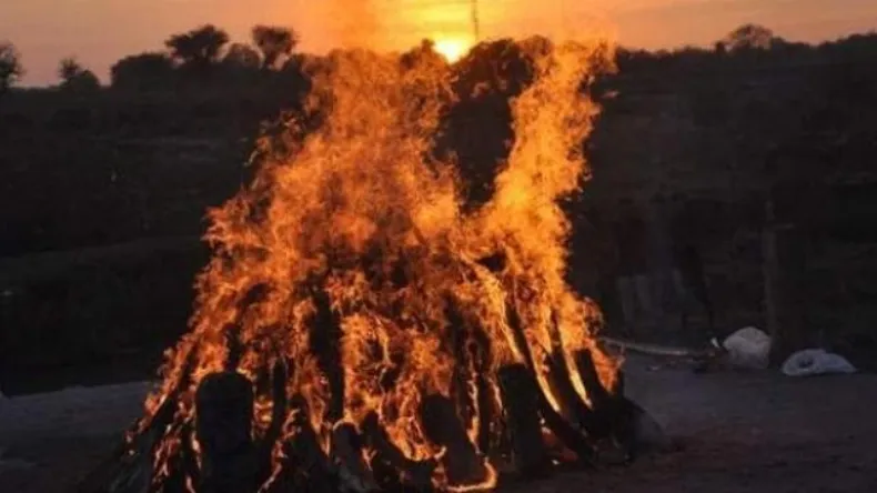 बेटे ने बहू को दिया ट्रिपल तलाक तो बूढ़े ससुर ने कर ली शादी, फिर शेयर किया सुहागरात का वीडियो!