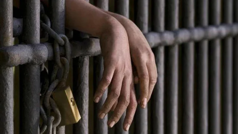 दिल्ली के फ्लैट में बेड बॉक्स से मिला महिला का शव, पति समेत तीन पर हत्या का आरोप