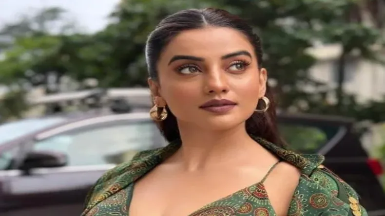 सोफे पर लेटकर शर्ट के बटन खोल अक्षरा सिंह ने दिए पोज, तस्वीरों ने इंटरनेट पर मचाया बवाल