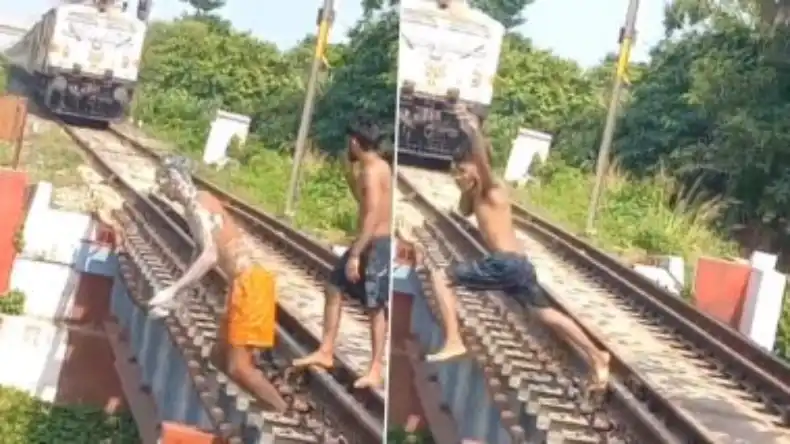 VIDEO: बीच सड़क पर युवती से छेड़खानी कर रहा था अधेड़, लड़की ने चप्पलों से पीटा तो छूने लगा पैर, देखें वीडियो