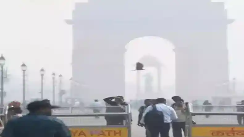 दिल्ली में बच्चों-बूढ़ों का जीना हुआ मुश्किल, जहरीली हवा के साथ बढ़ रही कंपकंपा देने वाली ठंड