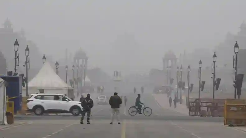 इंडिया गेट पहुंचे राहुल गांधी, प्रदूषण को लेकर लोगों से की बातचीत, कहा- ये नेशनल इमरजेंसी