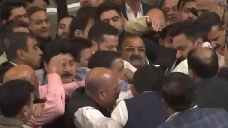 बॉलीवुड की इन फिल्मों पर विदेशों में लगी पाबंदी, जानें क्या थी वजह