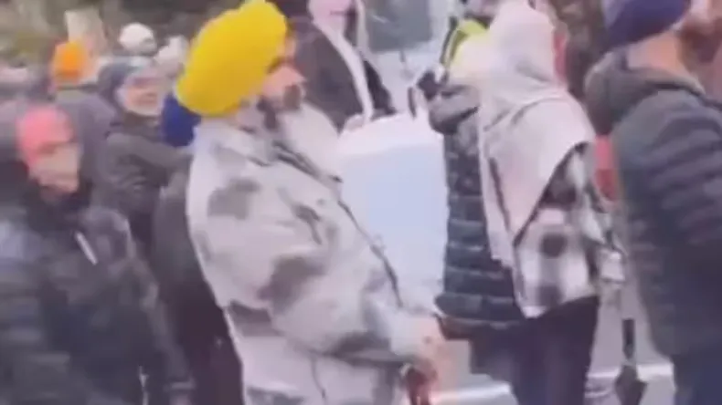 भारत के लड़कों का इस देश में उड़ा मजाक, नस्लीय टिप्पणी भी की गई, देखकर खौल उठेगा खून!