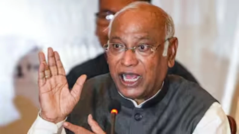 चुनाव आयोग ने चेक किया उद्धव ठाकरे का बैग, भड़के यूबीटी चीफ बोले – ‘मोदी – शाह का बैग …
