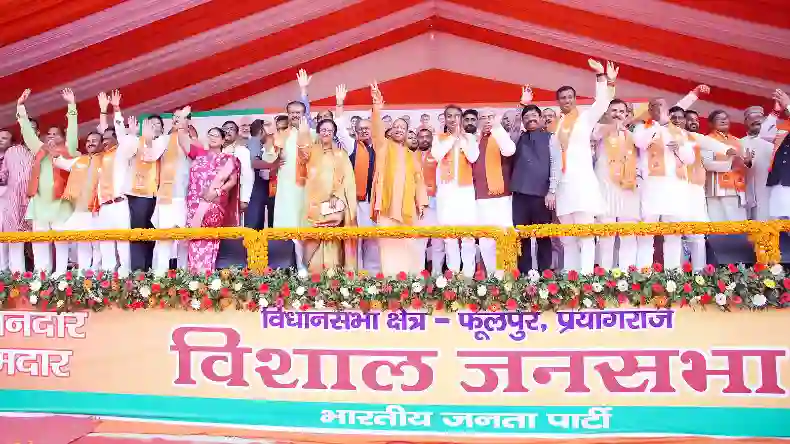 योगी के मंच पर पहुंचीं उमेश पाल की पत्नी, CM की फूलपुर में दहाड़- इनको कोई पूछता था यहां?
