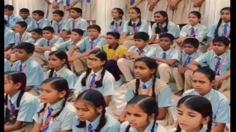 VIDEO: स्कूल में फेल होने पर बच्चा हुआ इतना खुश, बताई ऐसी वजह की वायरल हो गया वीडियो