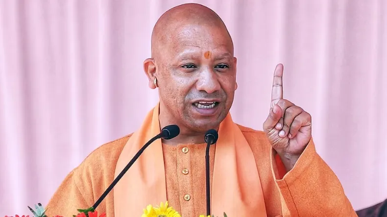 संभल के दंगाइयों से मिलने चोरी छिपे जेल पहुंचे सपा नेता, योगी ने जेलर-डिप्टी जेलर का बक्कल उतार दिया