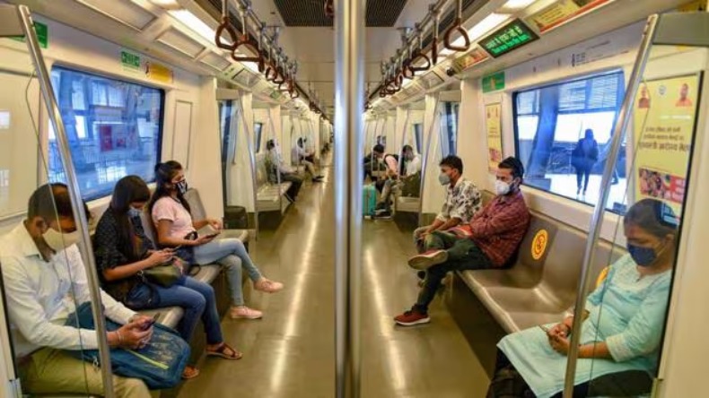 मेट्रो में सीट पर सो रहे लड़के के ऊपर कूदी लड़की, फिर हुआ… वीडियो देखकर दंग रह जाएंगे आप