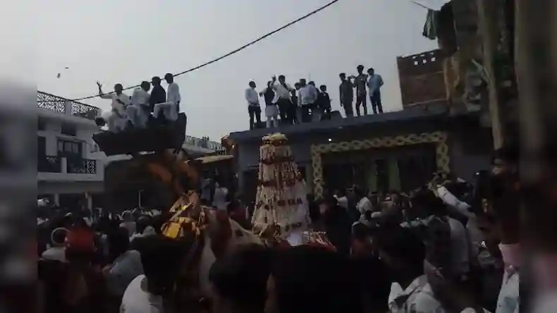 VIDEO: चलती बस में संबंध बनाते पकड़े गए कपल, फिर कंडक्टर ने किया कुछ ऐसा, वीडियो वायरल