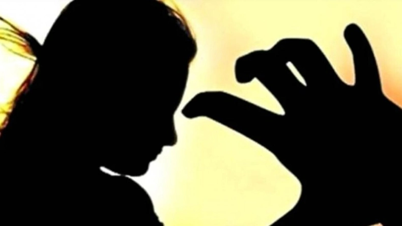 पत्नी बैठी थी सामने, हैवान पति ने नाबालिग से तीन बार किया बलात्कार, जब मन नहीं भरा तो…
