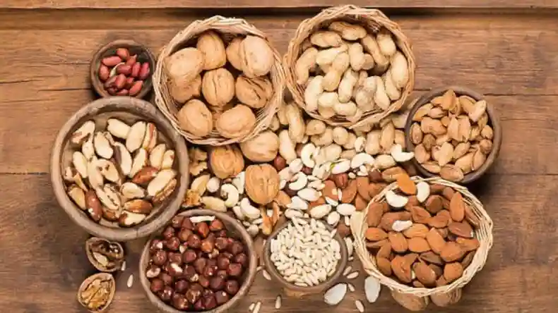 सर्दियों में रोजाना 5 तरह के ड्राई फ्रूट्स खाने से मिलेंगे कई फायदे, जानें इसका हेल्थ पर क्या पड़ता है असर