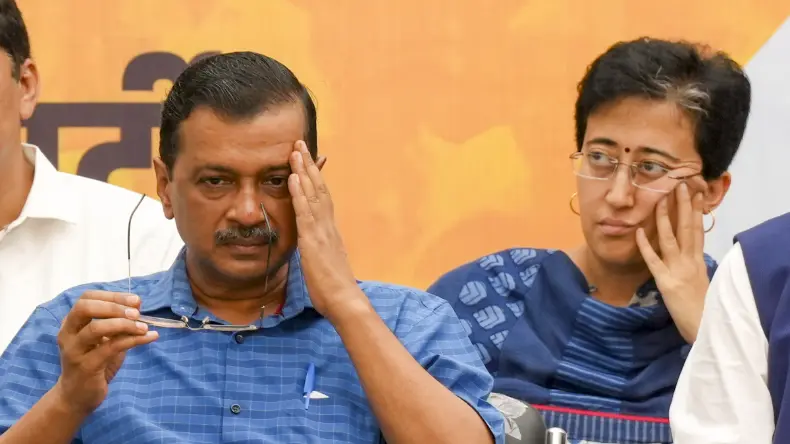 मोदी ने उड़ाई AAP की ऐसी धज्जियां, आतिशी के साथ दौड़े-दौड़े प्रेस कॉन्फ्रेंस करने पहुंच गए केजरीवाल