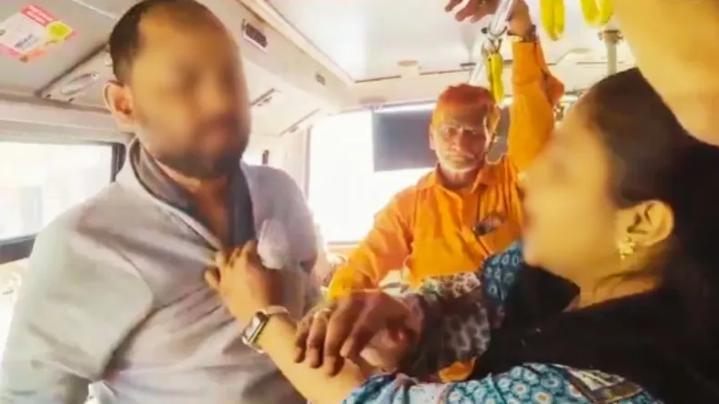 बस में लड़के ने गलत तरीके से छुआ, लड़की ने की ऐसी धुलाई, लोग रह गए हैरान