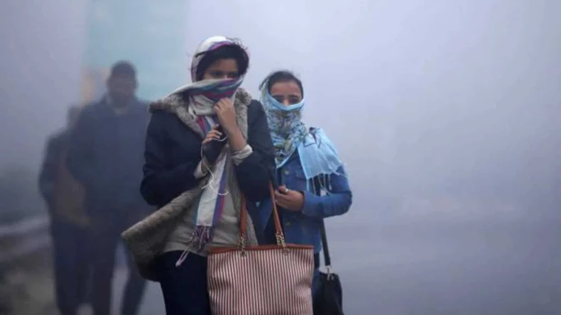 दिल्ली-NCR में बदला मौसम का मिजाज, हो रही बारिश, रविवार को AQI हो गया था गंभीर
