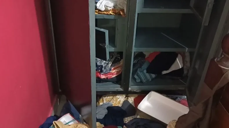 ठंड में शख्स को धूप सेंकना पड़ा भारी, चोर लगा गया लाखों का चूना