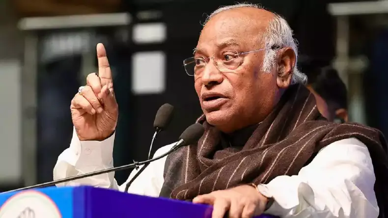 चुप बैठ जा तेरे बाप का…,भरी संसद में भाजपा सांसद पर बौखलाए खरगे, कर दी तगड़ी बेइज्जती