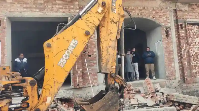 संभल में गरजा योगी का बुलडोजर, बिजली चोरी के आरोपी सपा सांसद जियाउर्रहमान का घर तोड़ा