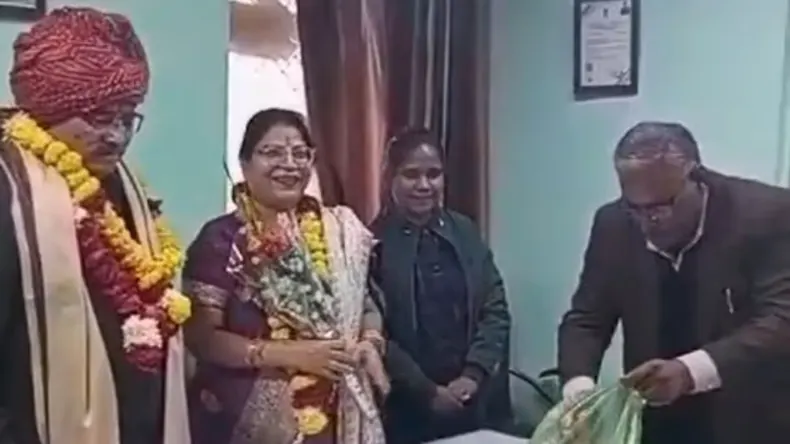 पति के रिटायरमेंट पर फूल माला से कर रही थी स्वागत, तभी आ गई मौत और बोली चलो हमारे साथ!