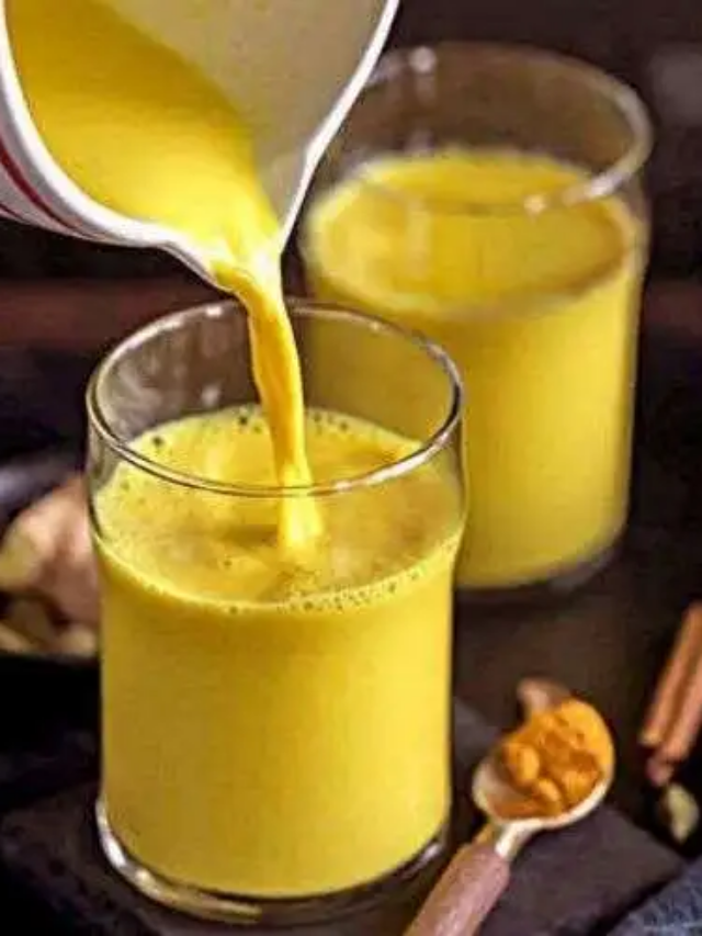 सर्दियों में दूध में मिलाकर पिएं ये चीजें