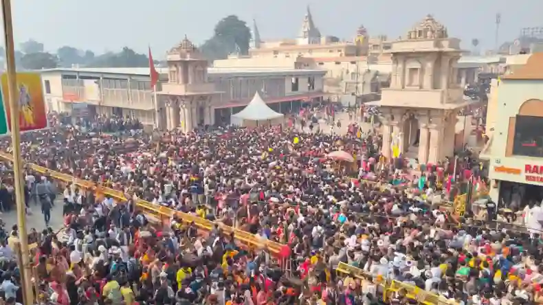अयोध्या में रामलला के दर्शन के लिए उमड़ी 10 लाख से ज्यादा श्रद्धालुओं की भीड़, महिला समेत दो लोगों की हुई मौत