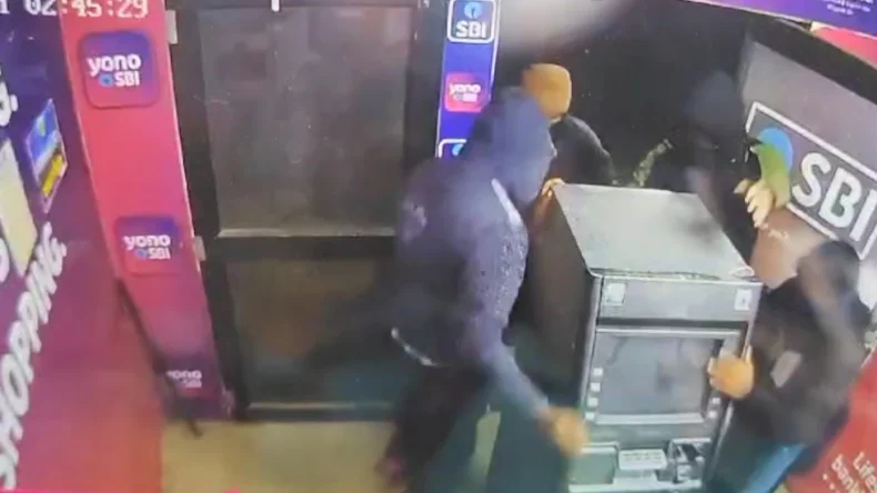 चोरों ने देर रात उखाड़ी ATM मशीन, निकाल लिया सारा कैश फिर जो हुआ…