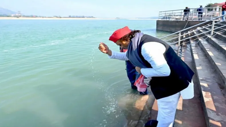 सनातन के संगम में डुबकी लगाएंगे अखिलेश यादव,  चार्टर प्लेन से पहुंचे महाकुंभ, इंडिया गठबंधन को लगी मिर्ची