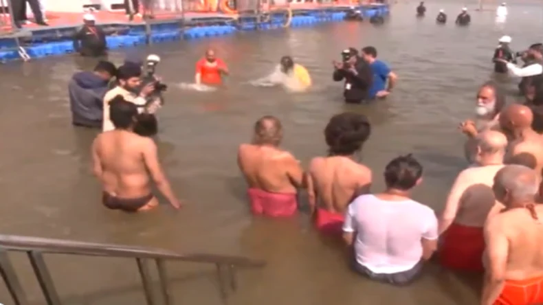 छूट नहीं रही योगी की मस्ती, संगम में बाबा रामदेव को दी जबरदस्त टक्कर, खड़े होकर देखते रह गए शाह