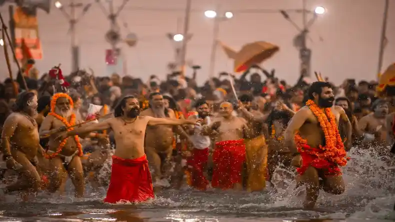 महाकुंभ में भगदड़ के बाद शुरू हुआ अमृत स्नान, आस्था की डुबकी लगाने पहुंचे साधु-संत, घाट पर उमड़ा जनसैलाब