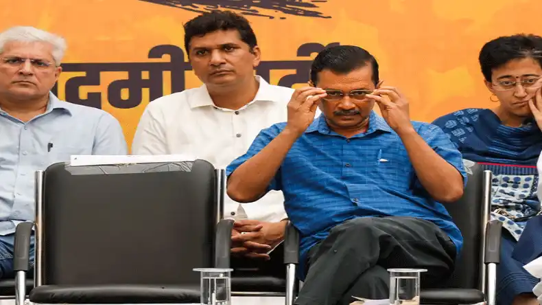 AAP को बड़ा झटका, बीच चुनाव में केजरीवाल का साथ छोड़ गए ये दो बड़े नेता