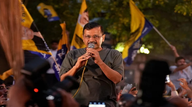 कान पकड़कर यमुना में डूबने पहुंच गए केजरीवाल! पूरा माजरा जानकर रह जाएंगे दंग