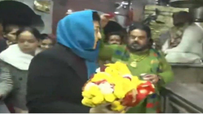 कालकाजी मंदिर में पूजा करके नामांकन दाखिल करने निकलीं आतिशी, माता से मांगा जीत का आशीर्वाद
