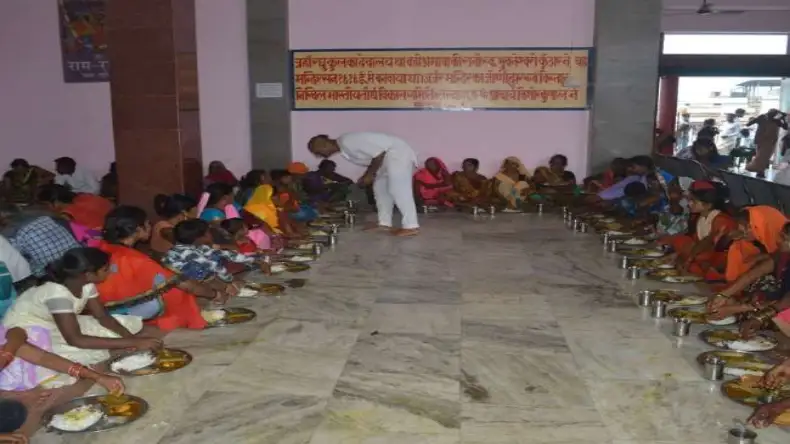 अयोध्या में यहां मिलता है तीन टाइम का मुफ़्त खाना,  रोज आते हैं करीब 15 हज़ारों लोग
