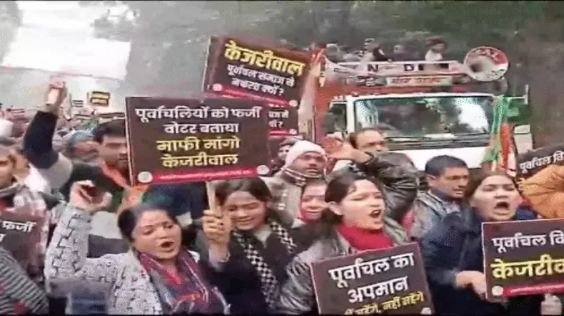 केजरीवाल के घर के सामने भाजपा ने काटा बवाल, दिल्ली पुलिस ने की पानी की बौछार