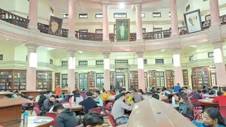BHU की सेंट्रल लाइब्रेरी में इंजीनियरिंग छात्रा कर रही थी ऐसा काम, लाइब्रेरियन ने रंगे हाथों पकड़ा!