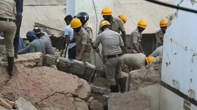 बुराड़ी में इमारत ढहने से अब तक 5 लोगों की जान, 21 लोग घायल