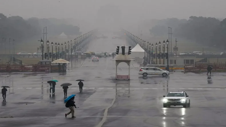 दिल्ली NCR में बारिश से बढ़ी ठंड, पंजाब में ऑरेंज अलर्ट, जानें आपके राज्य में कैसा रहेगा मौसम का मिजाज