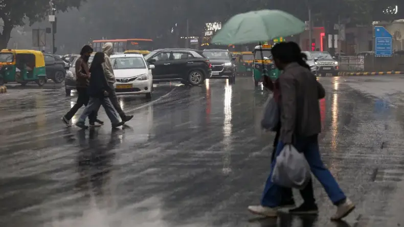 दिल्ली NCR में बारिश ने बढ़ाई ठंड, जानें कैसा रहेगा आज का मौसम