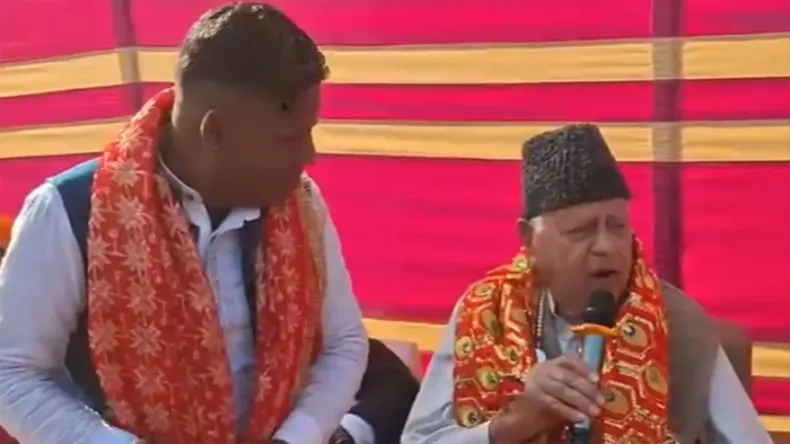 ‘तूने मुझे बुलाया शेरावालिये’, भगवा ओढ़कर फारुक अब्दुल्ला ने गाया माता वैष्णो का भजन, कट्टरपंथियों को लगी मिर्ची