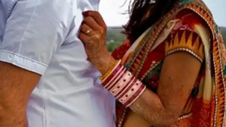 ससुर बहू के साथ मना रहा था रंगरलियां, तभी कमरे में पहुंची सास, फिर जो हुआ शायद पढ़ न पाएं