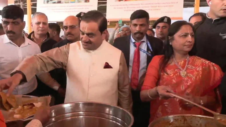 महाकुंभ पहुंचकर भंडारे में शामिल हुए अडानी, पत्नी संग लोगों में बांटा खाना