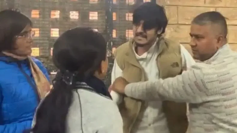 नकल करने से कैसे रोका मुझे? एग्जामिनर को मारा थप्पड़, लात घूंसे की हुई बारिश, देखें वीडियो