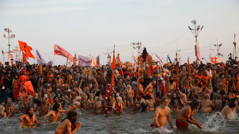 हर-हर महादेव के उद्घोष के साथ निकला सबसे बड़ा जूना अखाड़ा, साधुओं का तेज देखकर दौड़ पड़े लोग