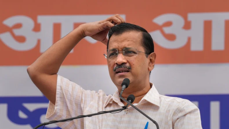 मुख्य चुनाव आयुक्त से मिले केजरीवाल, लिखी चिठ्ठी कहा-प्रवेश वर्मा के घर रेड किया जाए